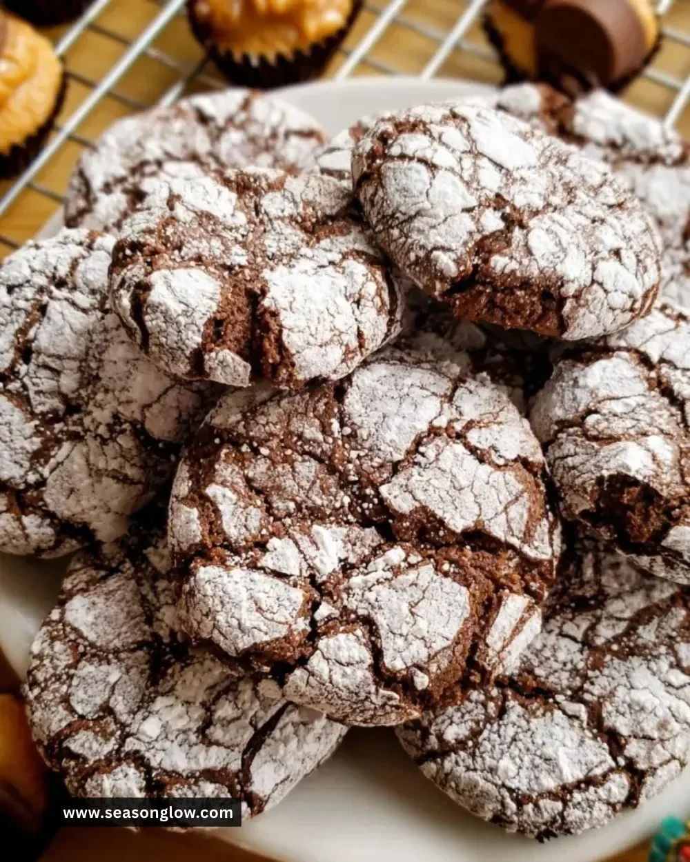 Delicious Reese's crinkle cookies with chocolate and peanut butter flavor