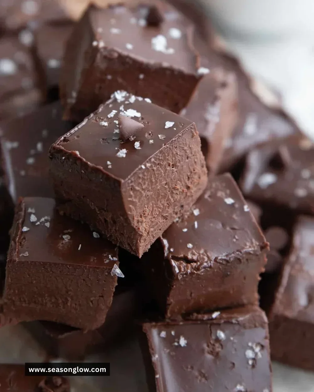 Delicious easy keto fudge made with low-carb ingredients