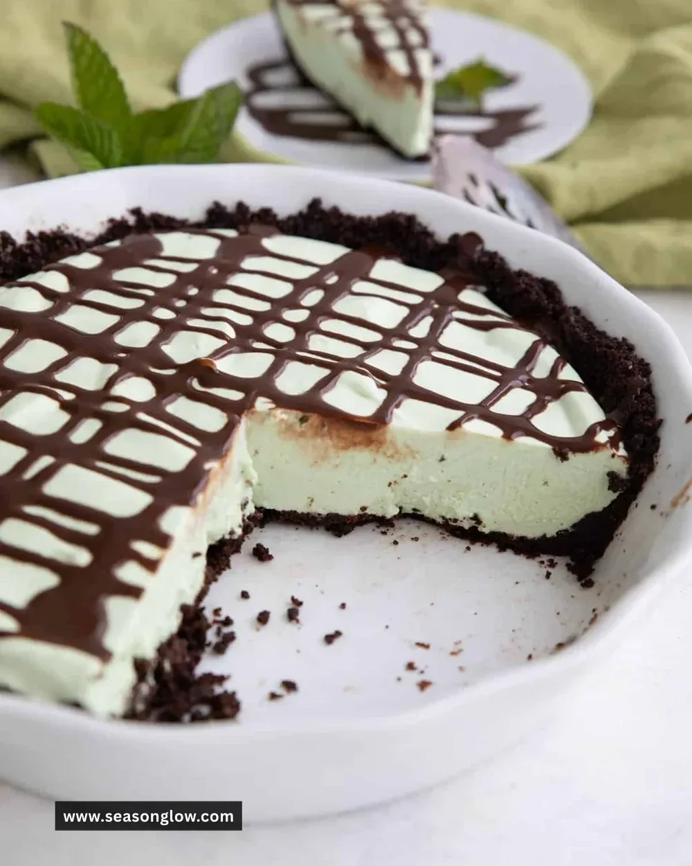 Delicious Keto Grasshopper Pie with mint and chocolate flavors