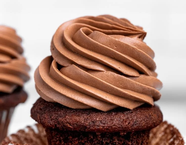 Delicious chocolate Swiss meringue buttercream frosting on a cake
