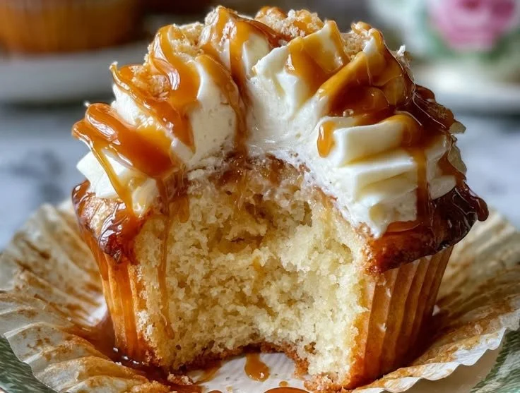 Delicious Butterbeer Cupcakes topped with cream frosting and butterscotch drizzle.
